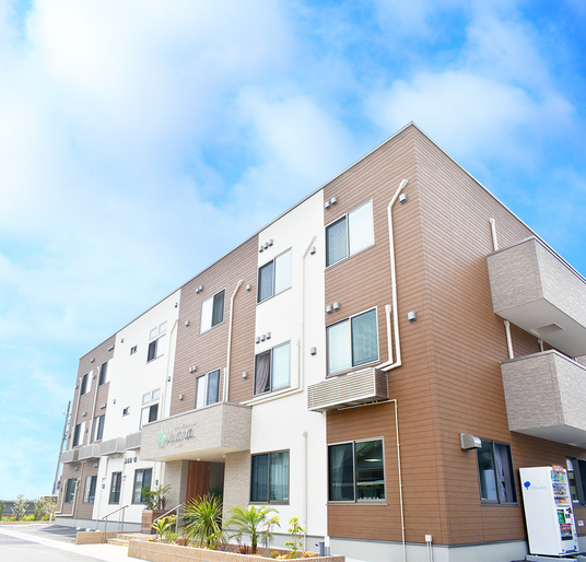 青空背景の施設外観