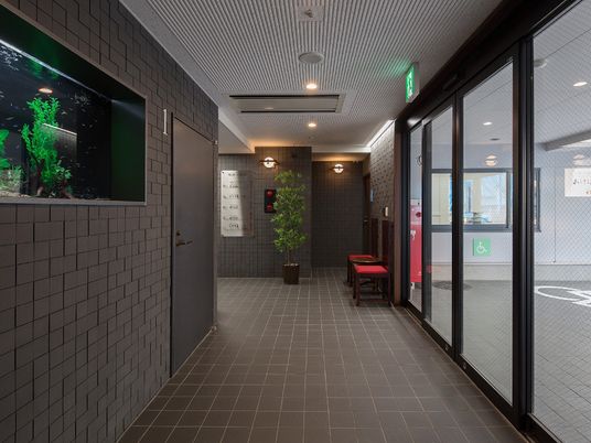 エントランスのスタイリッシュな廊下