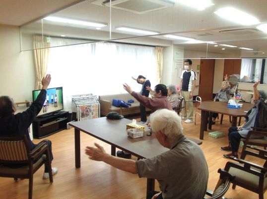 明るいリビングのレクリエーション