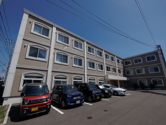 施設外観の明るい日差し
