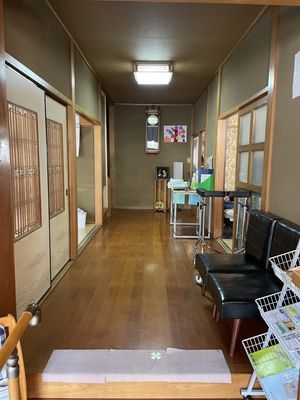 落ち着いた木の廊下
