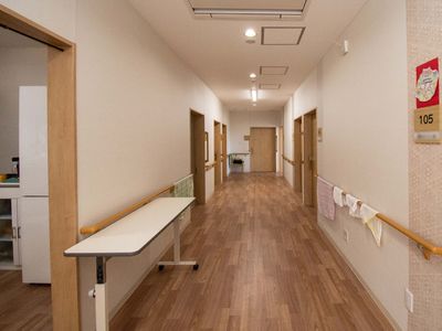 明るい養護施設の廊下