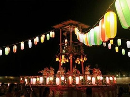 賑やかな祭りの様子
