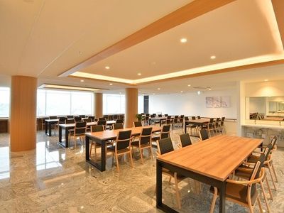 広々とした明るい食堂