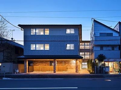 夕暮れ時の外観