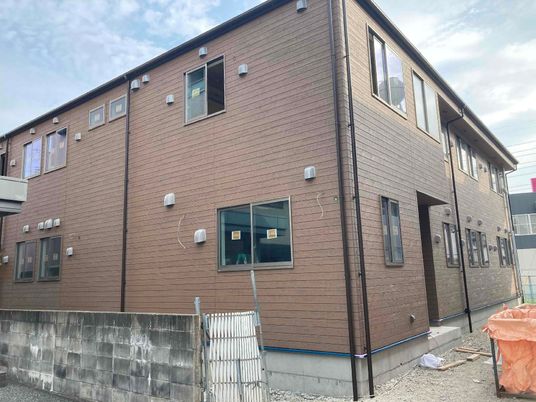 木造調の建物外観