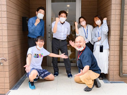 スタッフが元気にポーズ