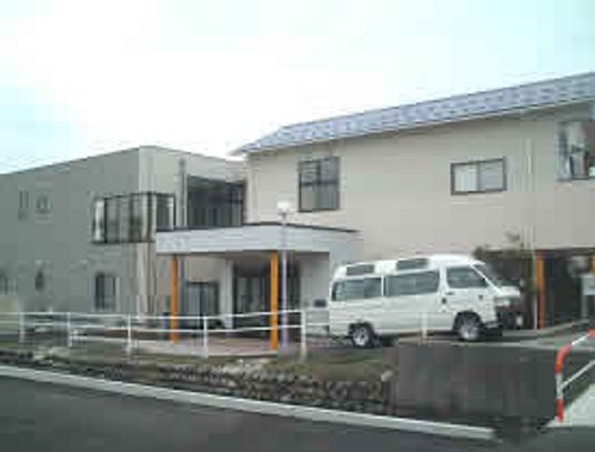 白い建物の外観