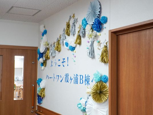 壁飾り付きの部屋の入口