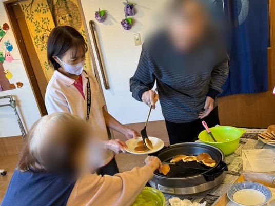 料理を楽しむ人々がいる場所