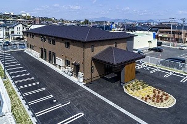 駐車場のある外観