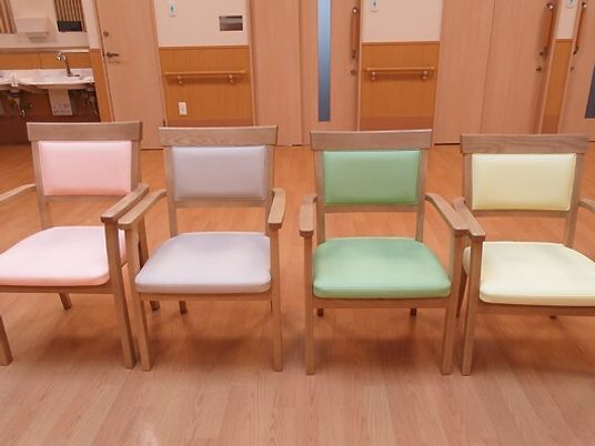 色とりどりの椅子が並ぶ空間