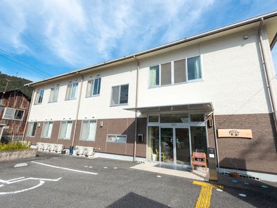 明るい外観の施設入口