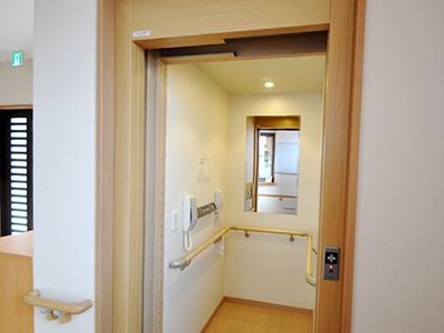 バリアフリーの明るい入口
