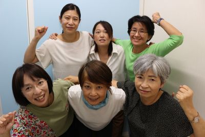 明るい職場のスタッフ集合