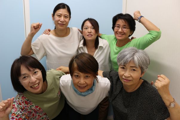 明るい職場のスタッフ集合