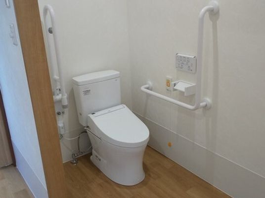 手すり付きのトイレ