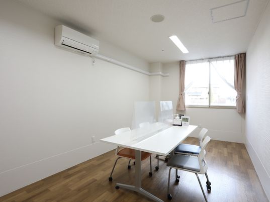 明るい会議室風の部屋
