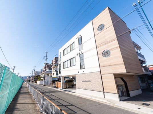 3階建ての建物外観