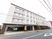 白い壁の4階建建物