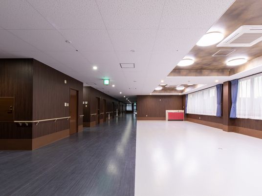 広々とした清潔な廊下