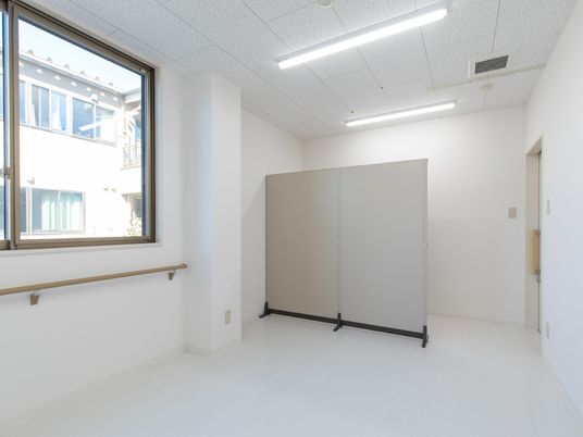 白い壁のシンプルな部屋