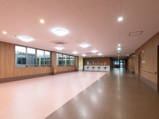 広々とした明るい廊下