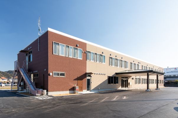 明るい外観の建物