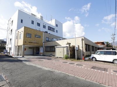 明るい施設の外観