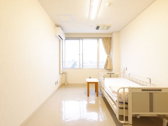 明るい個室の居室