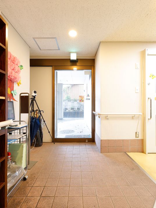 エントランスの手すり付き廊下