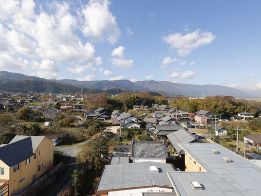 山並と町並みの景色