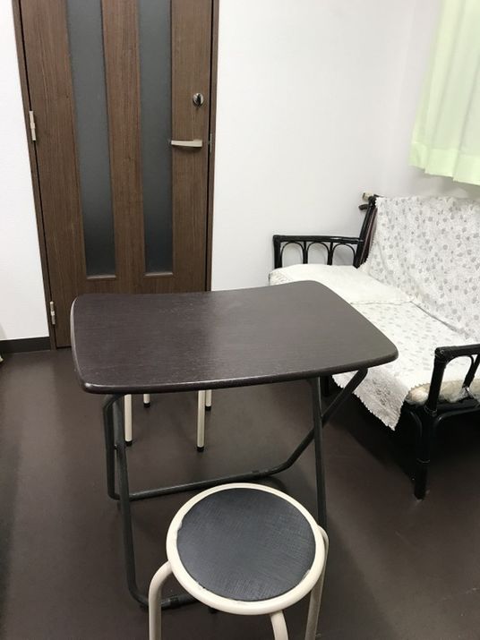 居室のテーブルとイス