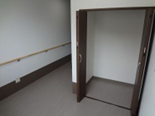 広々とした居室の扉