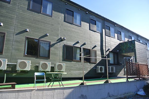明るい外観の建物