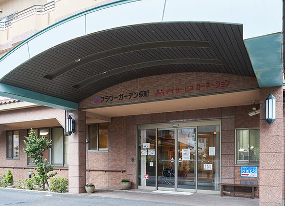 明るく開放的なエントランス