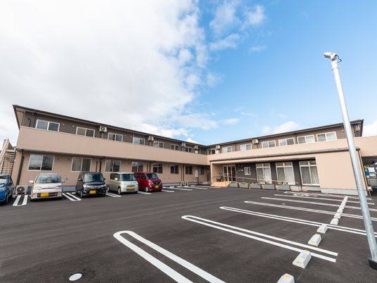 広々とした駐車場の外観
