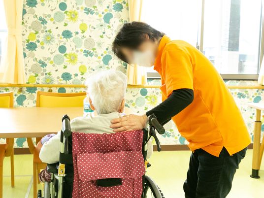 ケアスタッフと利用者様の背中