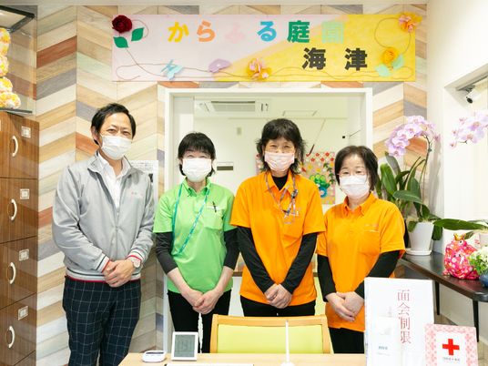 スタッフの集合写真