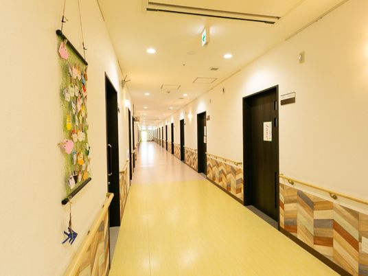 廊下の壁面に飾り付け