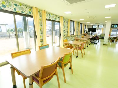 日当たりの良い広々とした食堂