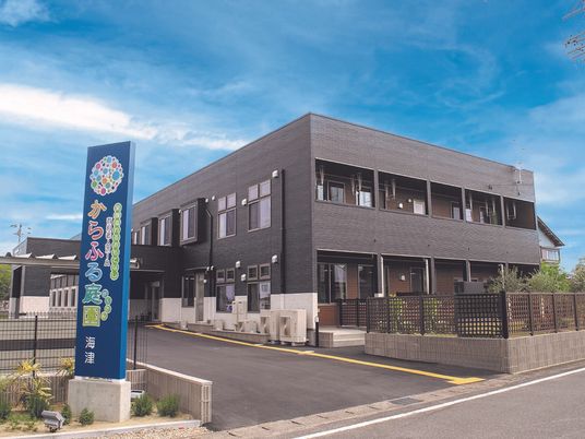 モダンな建物のエントランス