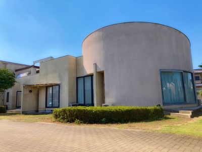 円形デザインの外観