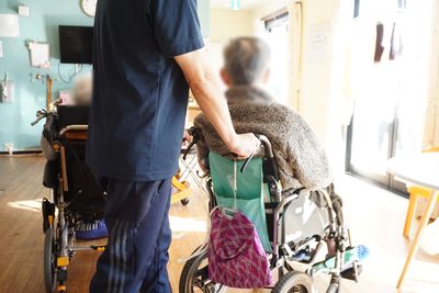 スタッフと利用者明るい空間