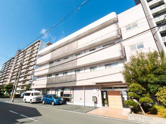 都市型施設の明るい外観