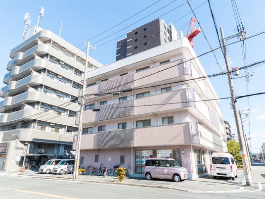 複数階建ての建物外観