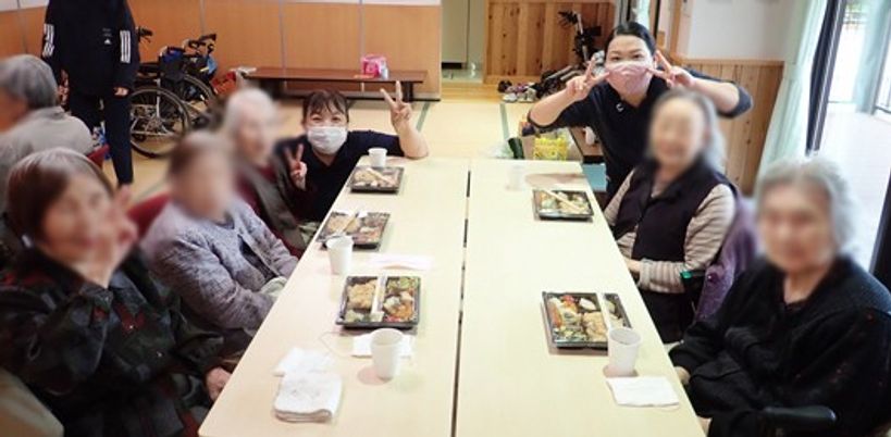 食事を楽しむ人々のテーブル