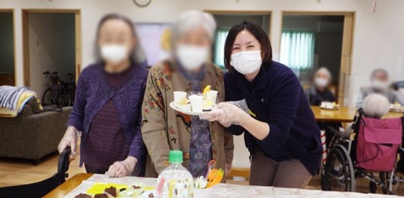 お茶を楽しむ人々の様子