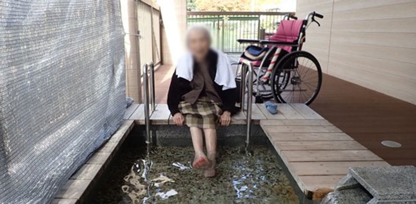 足湯を楽しむ女性