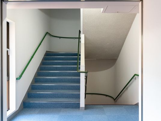 明るい階段の廊下